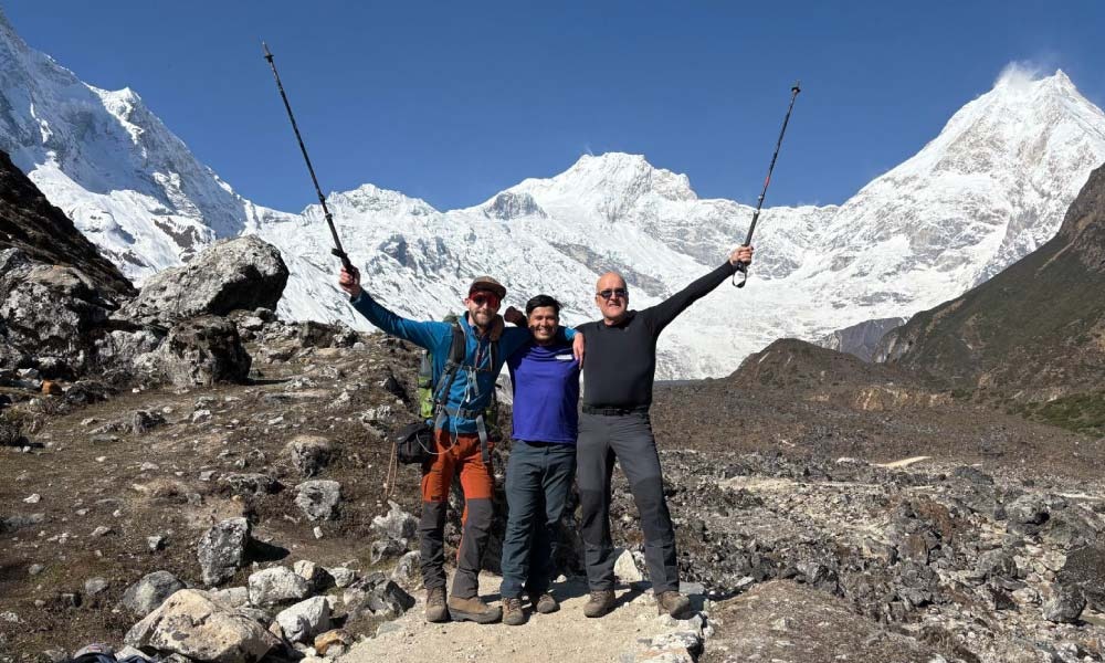 manaslu circuit trek group photo
